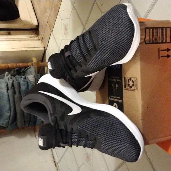 Nike Revolution 4 Running Shoes Size:13-M-mens Black-Grey-White - Picture 7 of 8